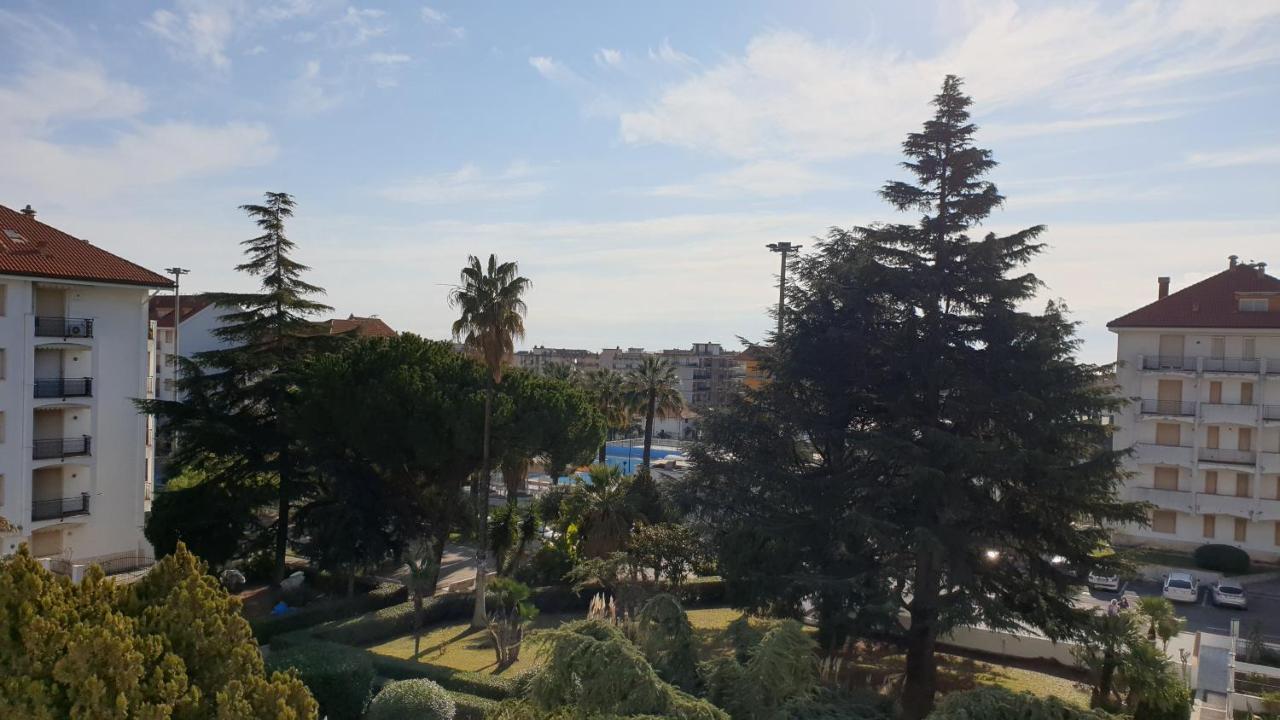 Condominio Ariazzurra S. Bart. San Bartolomeo Al Mare Eksteriør bilde