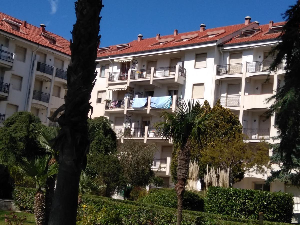 Condominio Ariazzurra S. Bart. San Bartolomeo Al Mare Eksteriør bilde